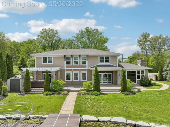 13525 Torrey Rd, Fenton, MI 48430