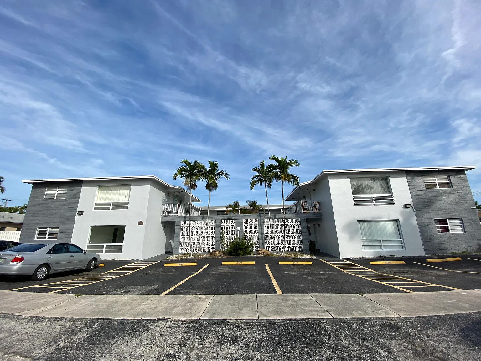 2 bed, 800 sqft, $1,950 — Photo 1