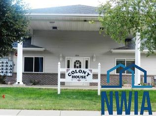 1711 E 3rd St #6, Hull, IA 51239