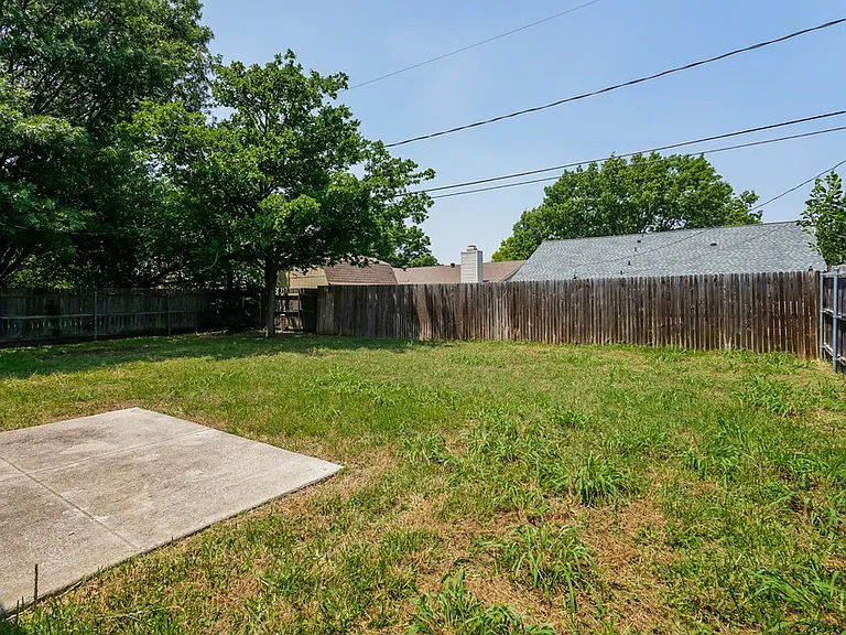 2303 Villanova St — Photo 15