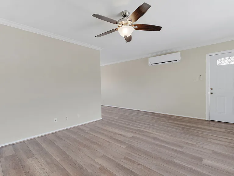 1690 E Hillcrest Dr — Photo 20
