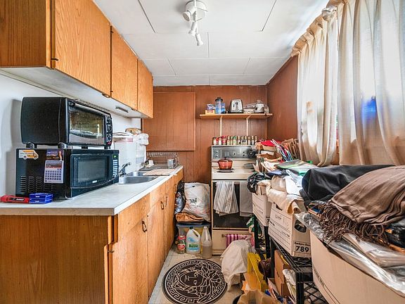 4th image of 2566 Venables St