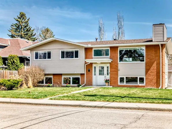 2212 W 4th St NE, Calgary, AB T2E 3T9