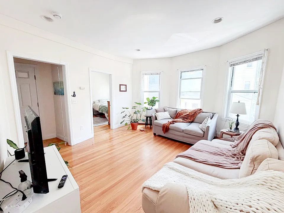 143 Hillside St #8