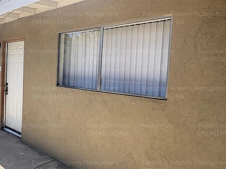 1921 Baker St — Photo 3