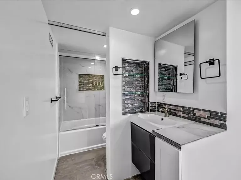 219 N Isabel St #4 — Photo 40