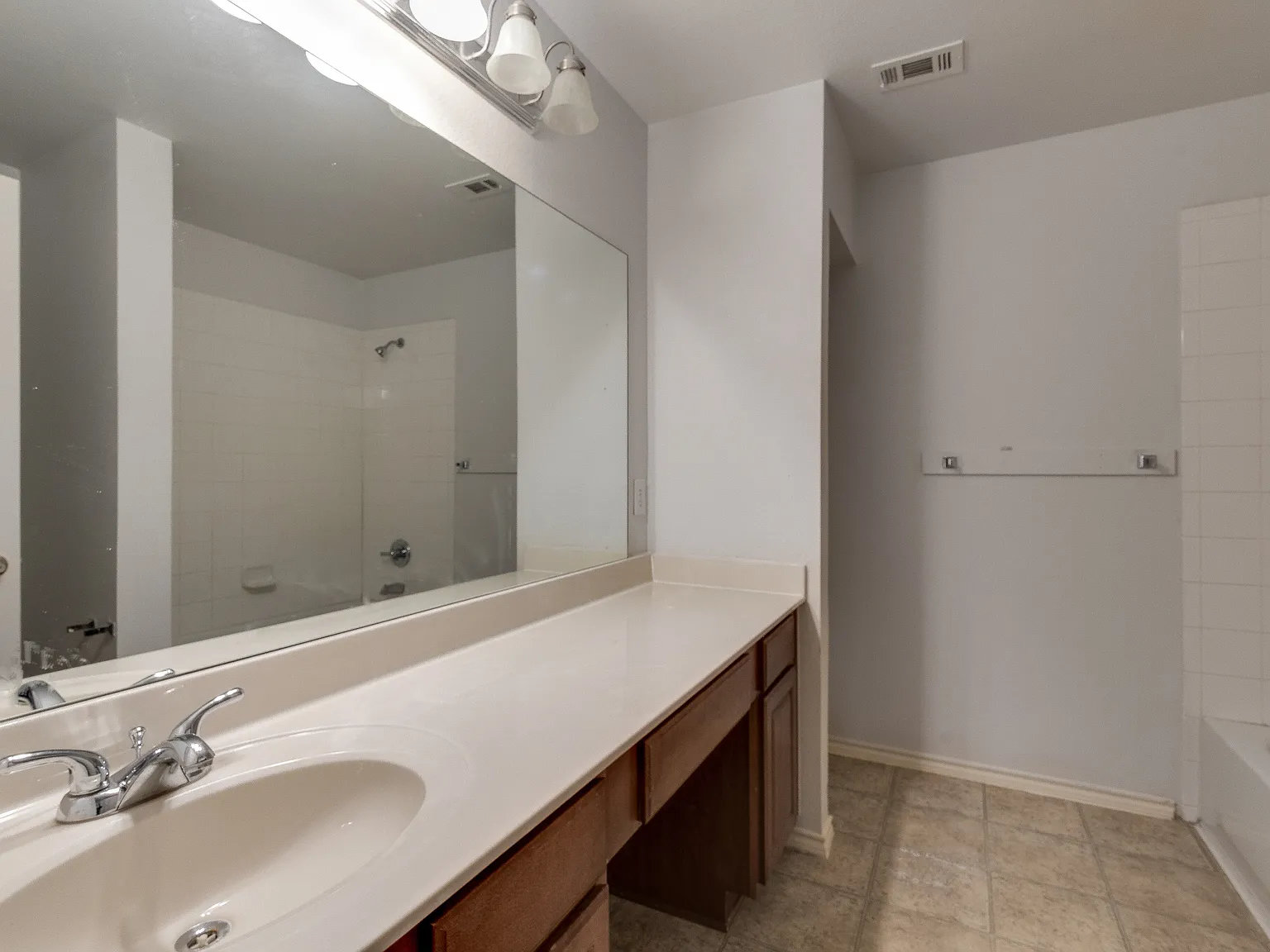 3 bed, 2.5 bath, 1525 sqft, $1,600 — Photo 1