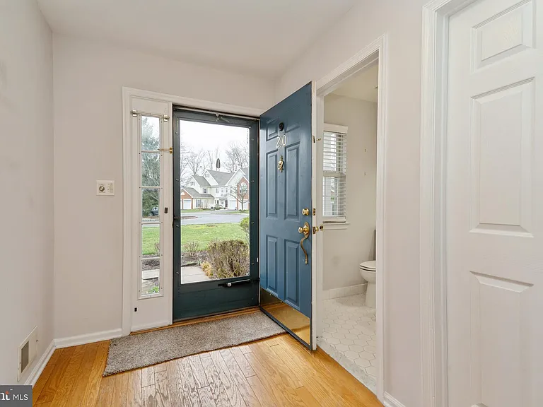 210 Kentshire Ct — Photo 3