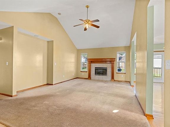 2nd image of 808 SW Country Hill Dr