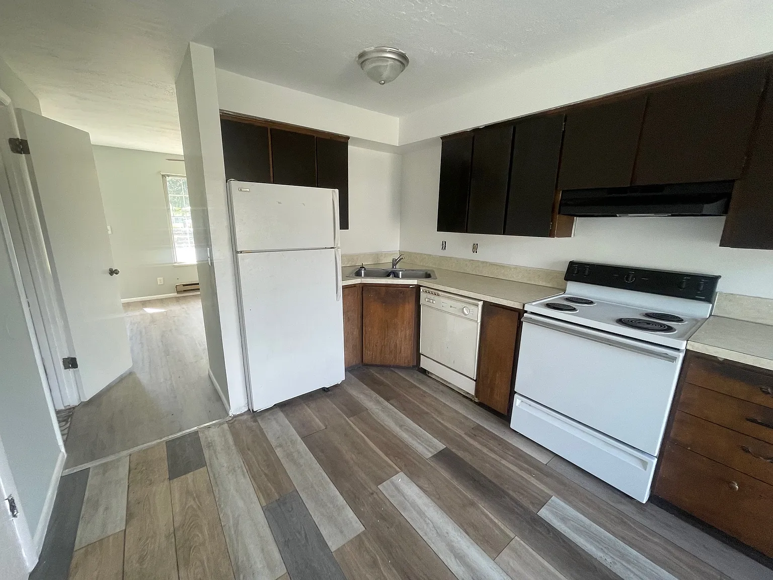 2 bed, 1.5 bath, 860 sqft, $1,200 — Photo 2