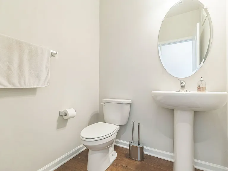 902 California Dr NE — Photo 10