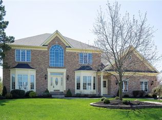 8177 Oak Leaf Ln, Williamsville, NY 14221