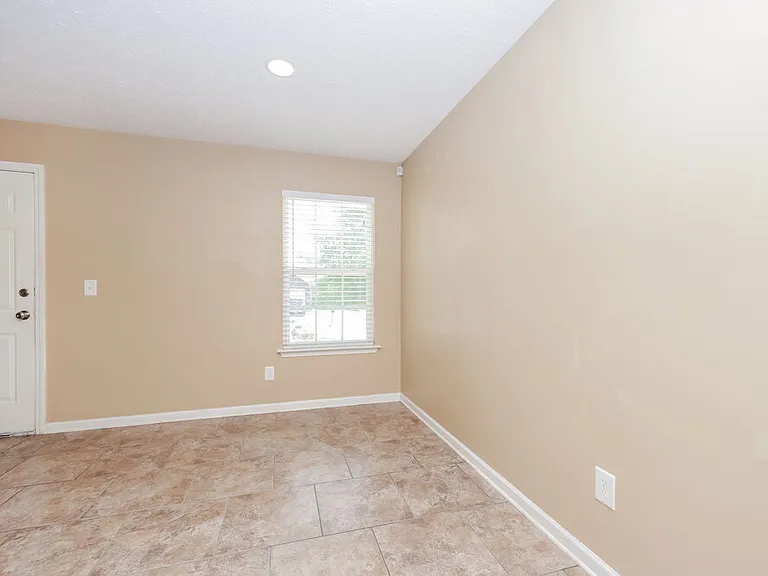 305 Sarna Dr — Photo 5