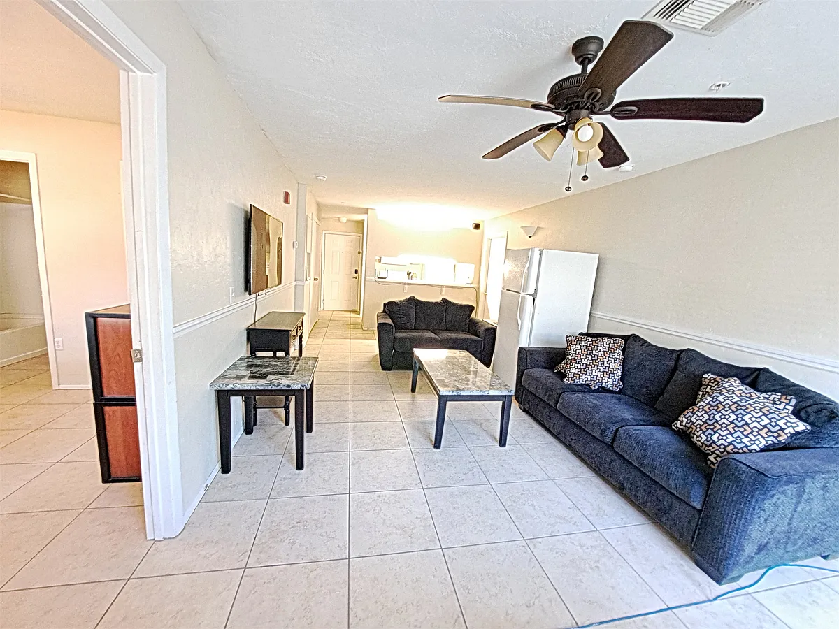 Building Photo - 4000 SW 23rd St #1107