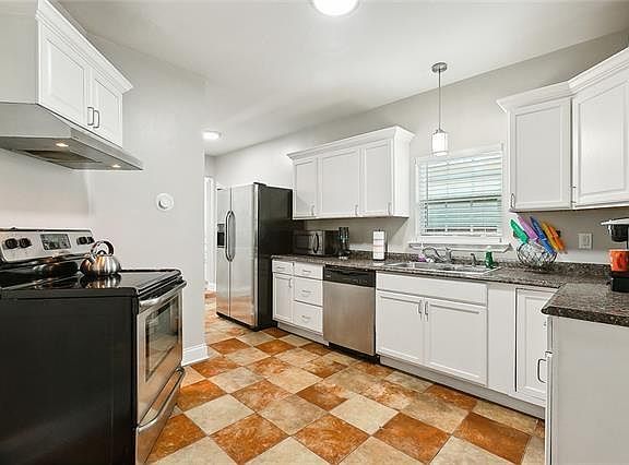 3rd image of 421 Derbigny St