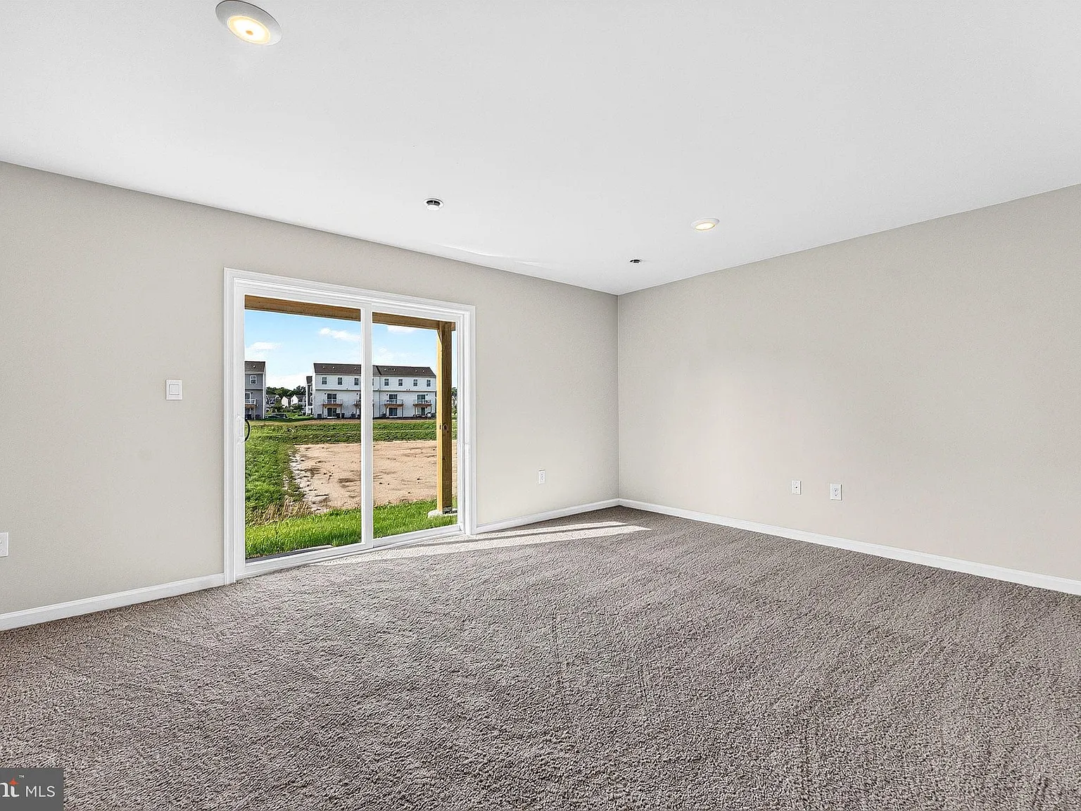 3 bed, 2.5 bath, 1962 sqft, $3,100 — Photo 3