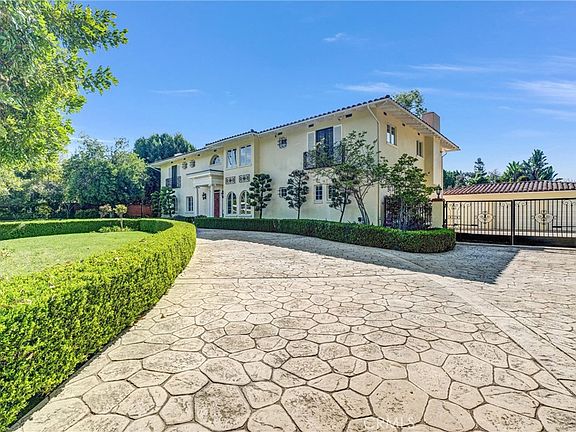 3rd image of 2290 Lombardy Rd