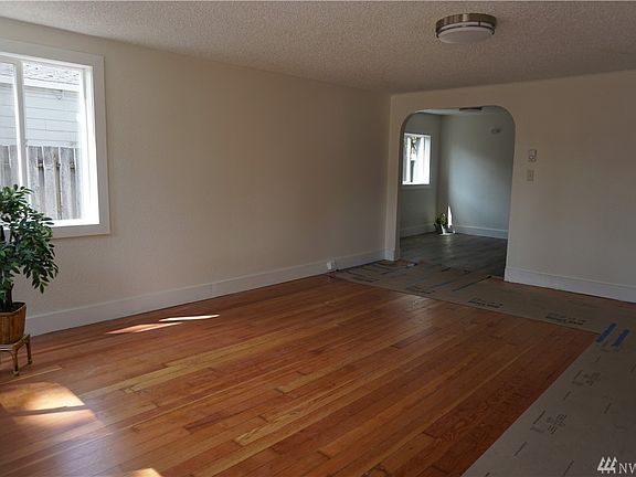 5th image of 705 Violet Meadow St S