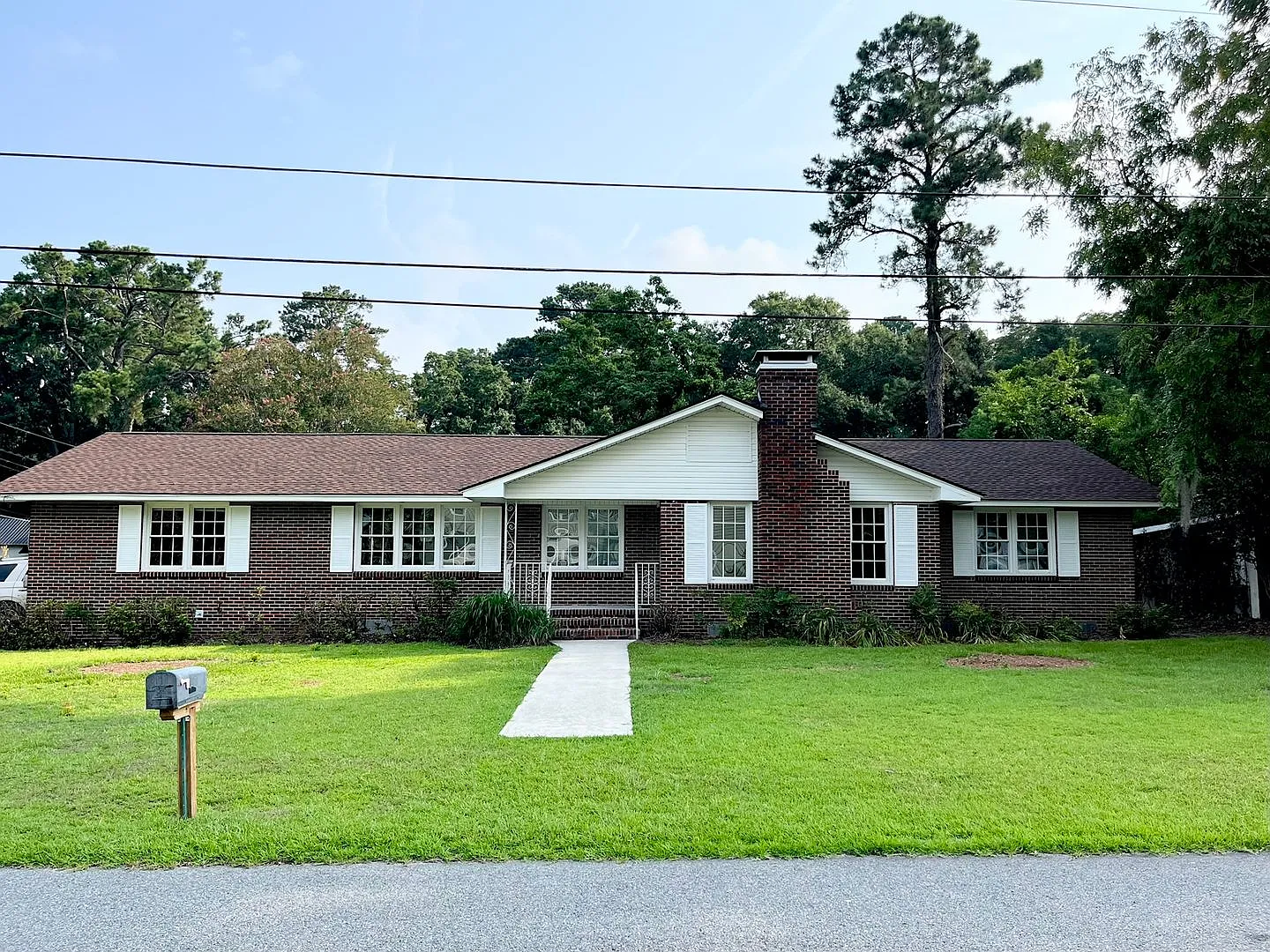 Charming 3 bed, 2 bath on Corner Lot in Old Pooler — Photo 1
