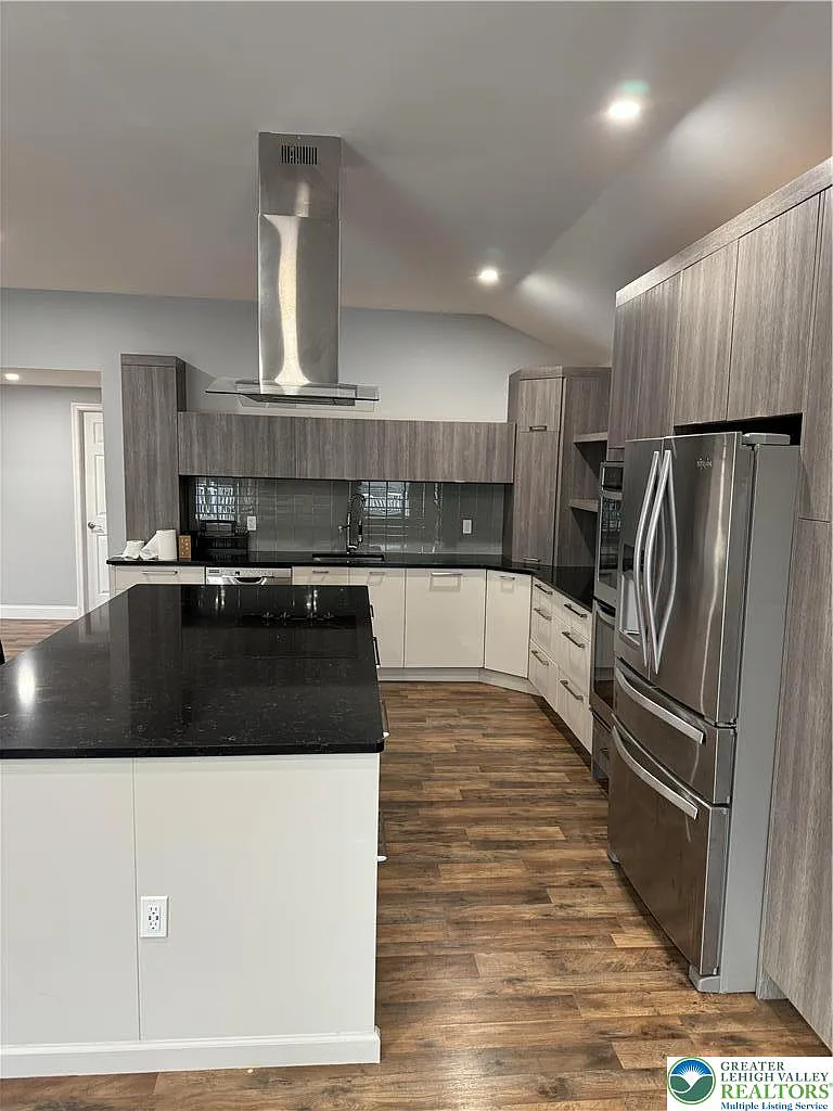 3 bed, 1.5 bath, 2335 sqft, $2,500 — Photo 3