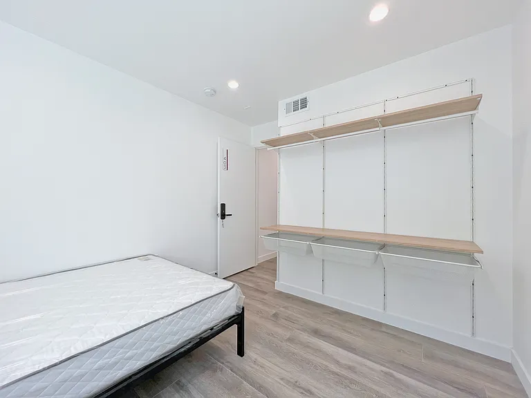 1368 W 35th St #8 — Photo 9