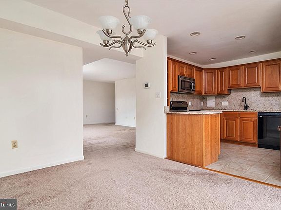 5th image of 792 Fairview Ave #792