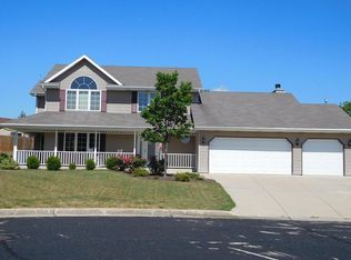 198 White Oak Ct, Union Grove, WI 53182