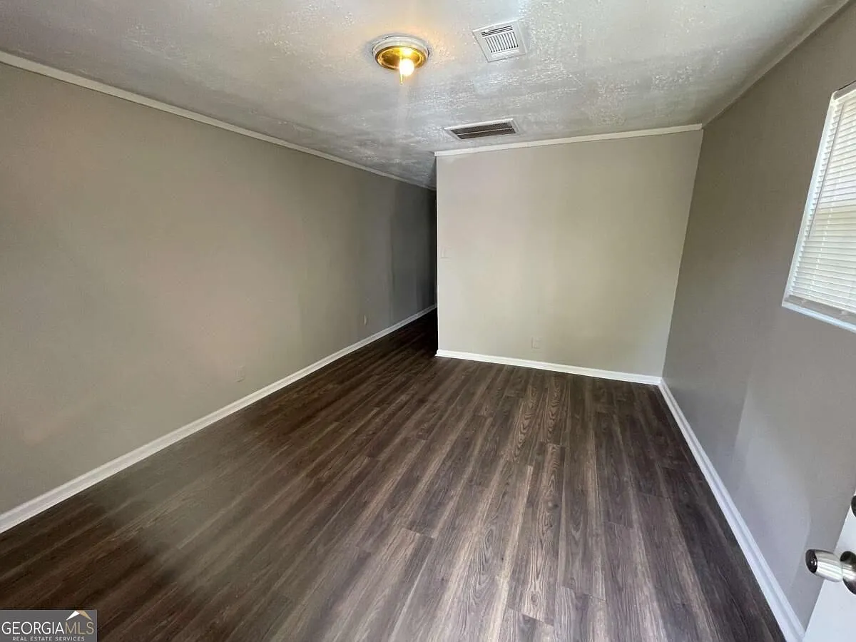 1 bed, 1.0 bath, $725 — Photo 2