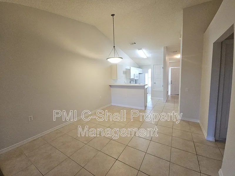 2 bed, 1.0 bath, 888 sqft, $1,195 — Photo 3