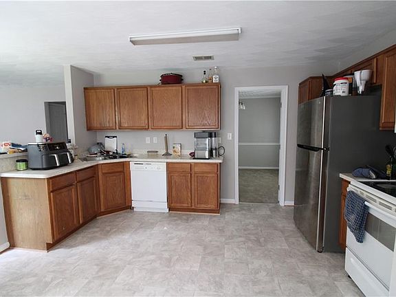 2nd image of 849 W 43rd St
