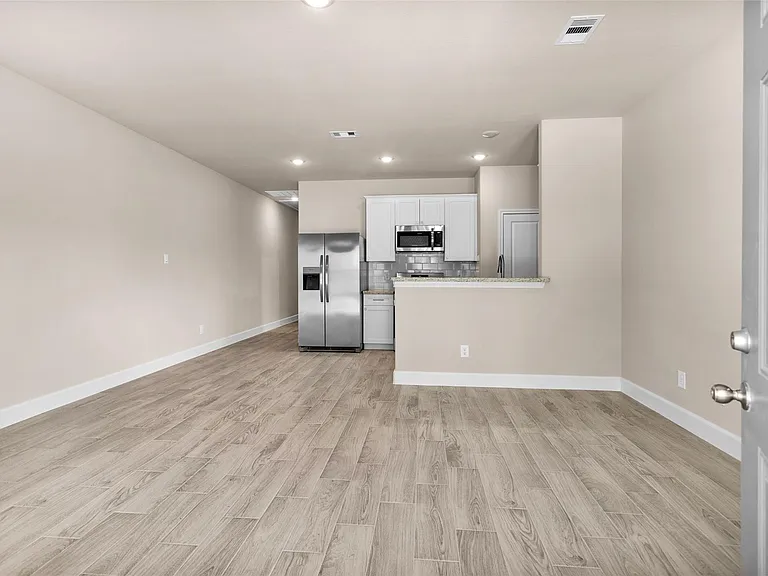 496B Golden St #B — Photo 4