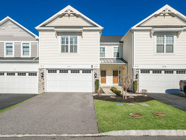 44 Hunters Ln — Photo 1