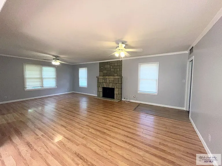 902 E Parkwood Dr — Photo 3