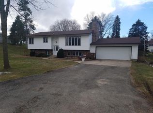 320 River Rd, Glenville, MN 56036