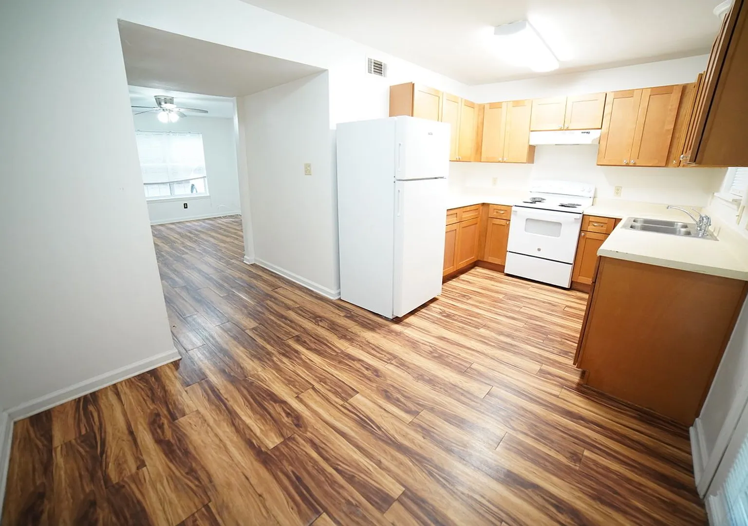 2555 Chateau Lane Apartments — Photo 4