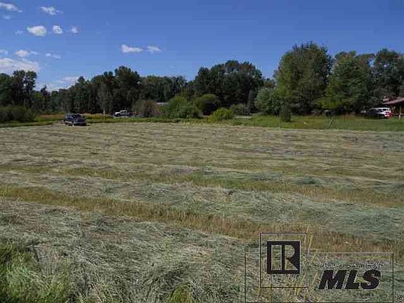 3rd image of 49935 Moon Hill Ln