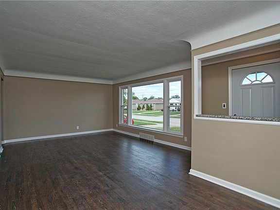3rd image of 30800 Ronald Dr