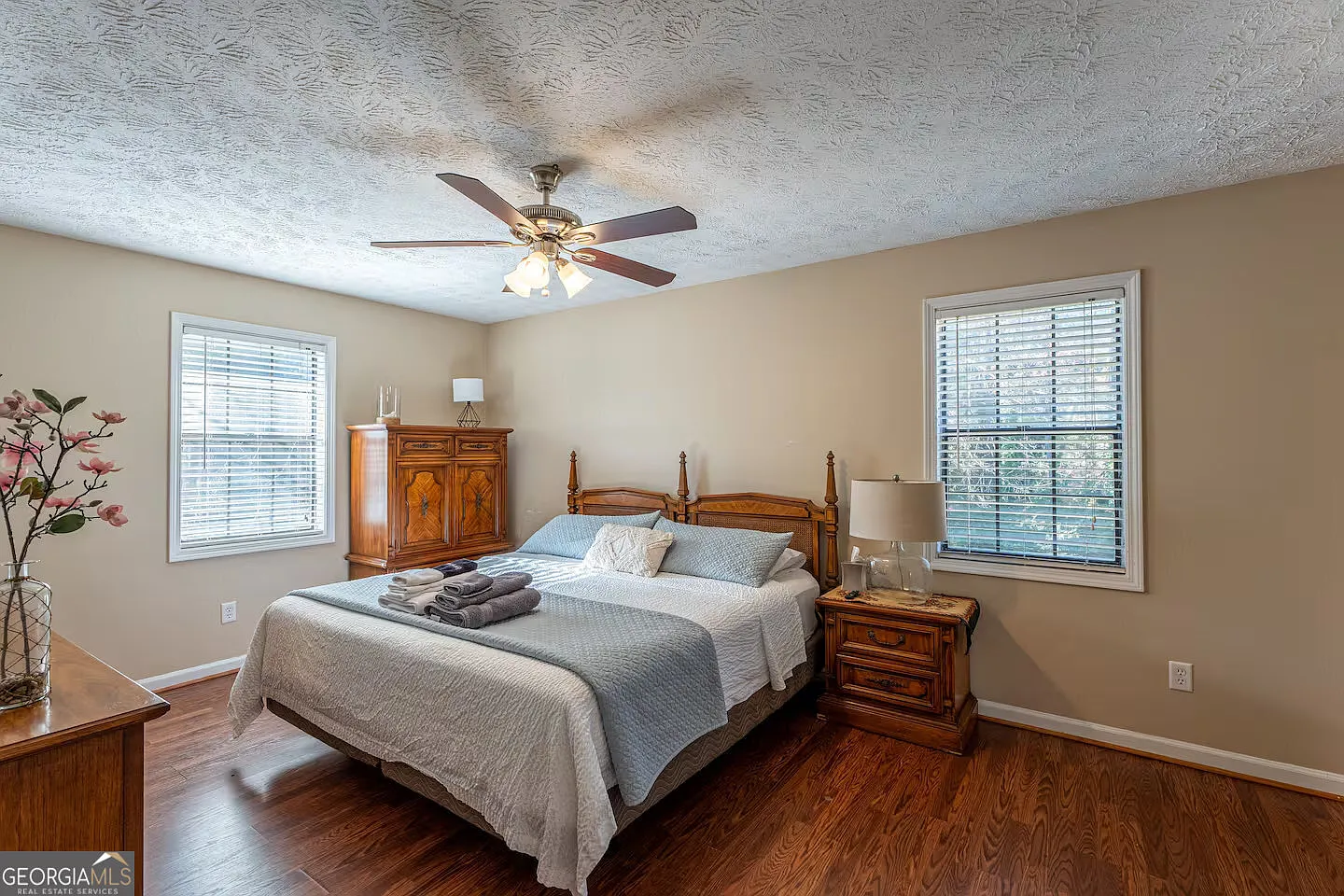 4 bed, 2.0 bath, $4,140 — Photo 4