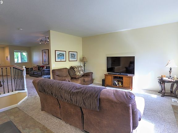 4th image of 3925 SE 191st Ave