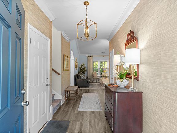 4th image of 527 Charlton Blvd.