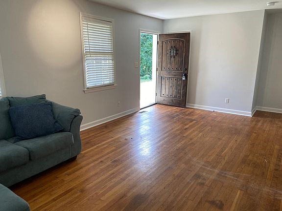 5th image of 722 Belton St