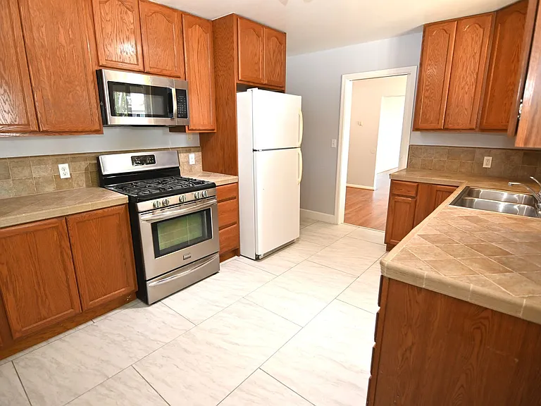 2466 Beechwood Ave — Photo 9