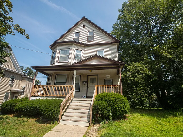32 Clarendon St #C — Photo 14