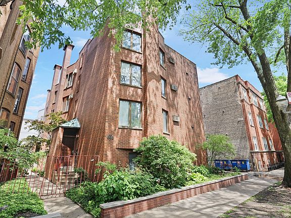 2nd image of 622 W Wellington Ave #8
