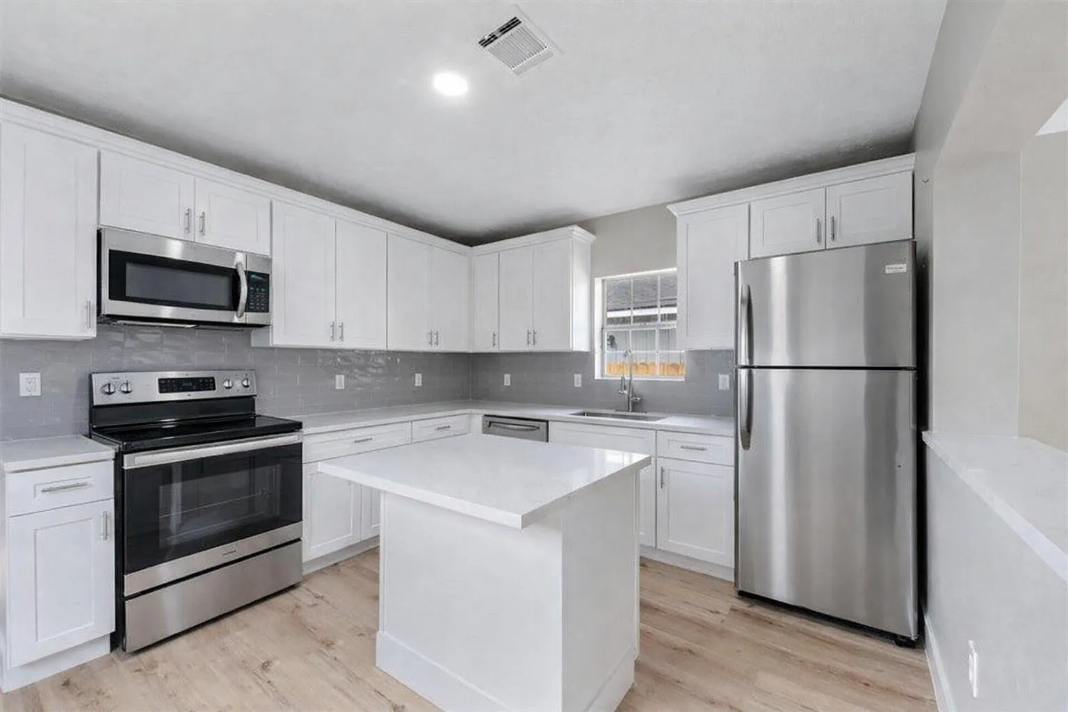 2 bed, 2.0 bath, 864 sqft, $1,375 — Photo 1