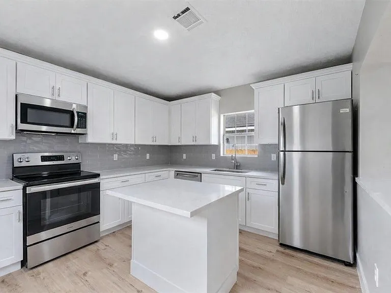 219 E James St — Photo 1