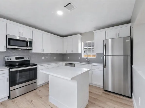 219 E James St, Baytown, TX 77520
