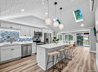 11765 Patterson Lake Dr, Pinckney, MI 48169