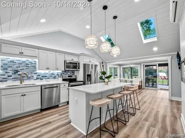 11765 Patterson Lake Dr, Pinckney, MI 48169