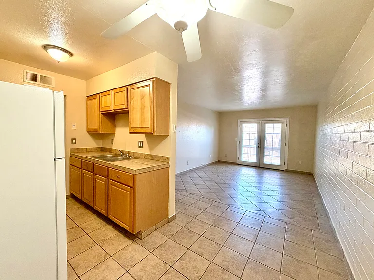Desert Atrium - Studios, 1 Bedrooms and 2 Bedrooms in Great Location! Community Pool! — Photo 20